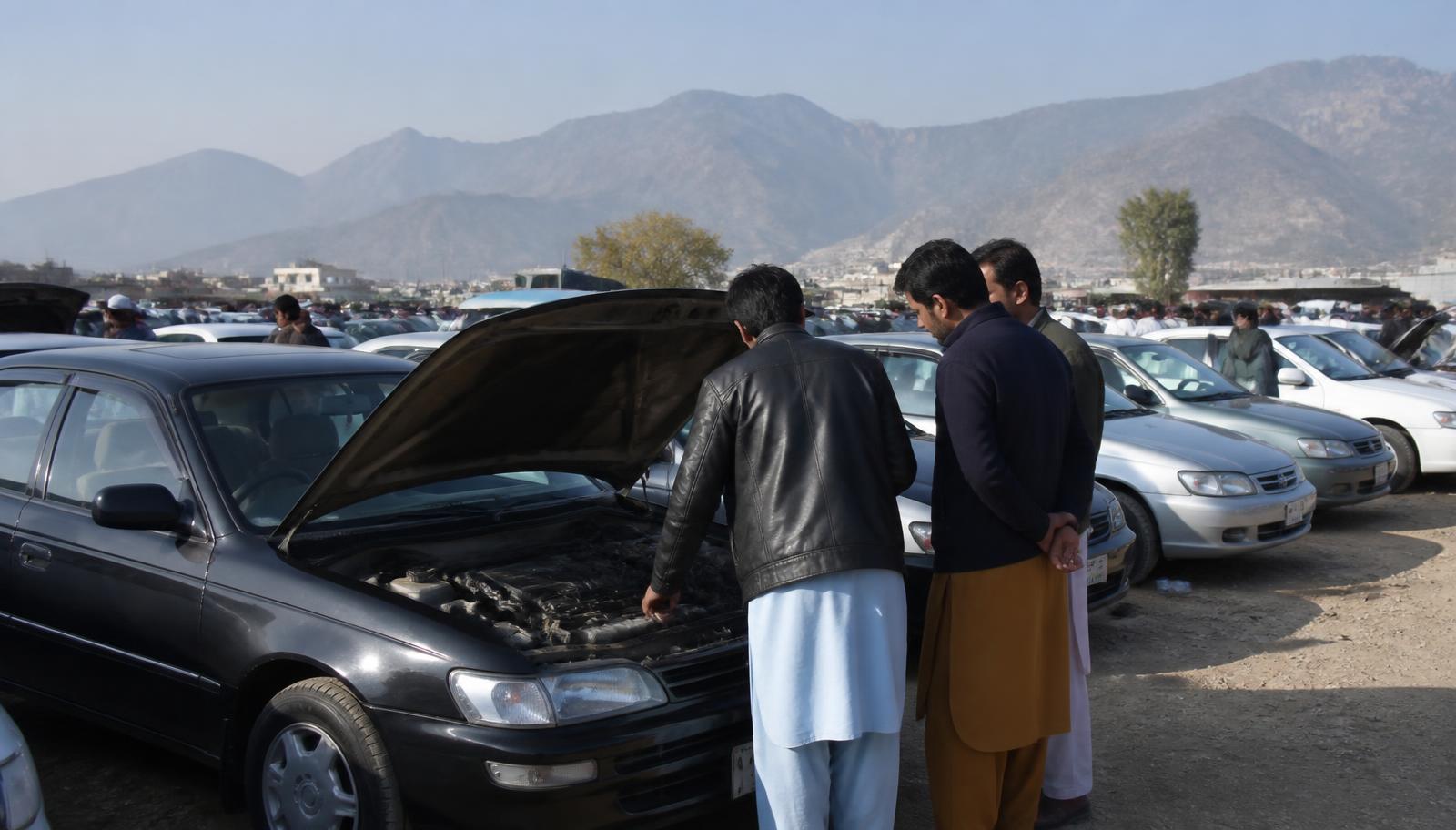 اسلام آباد کی کار مارکیٹ میں کھڑی استعمال شدہ گاڑیاں اور معائنہ کرتے خریدار